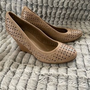 Fergalicious by Fergie adorable wedge shoes women’s size 8